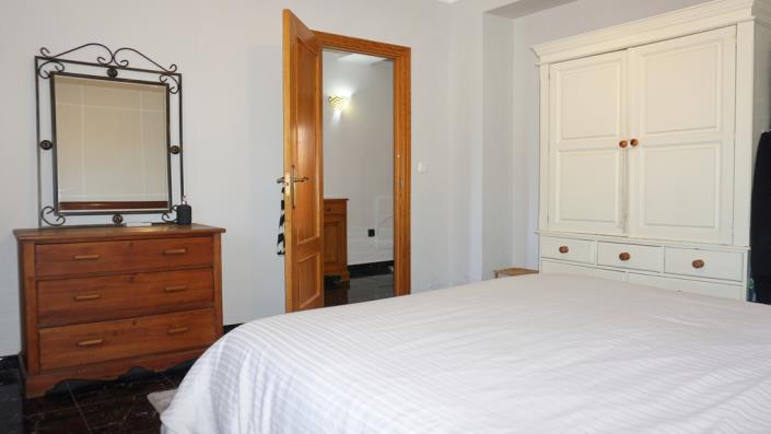 Image No.20-4 Bed Townhouse for sale