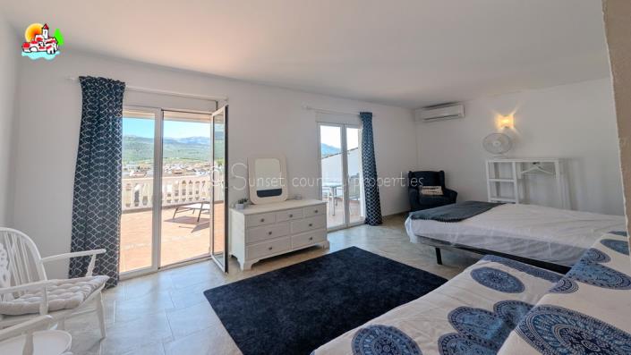 Image No.26-4 Bed Townhouse for sale