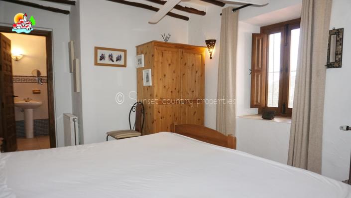 Image No.32-4 Bed Country Property for sale