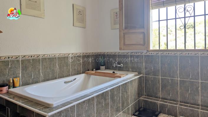 Image No.42-3 Bed Country Property for sale