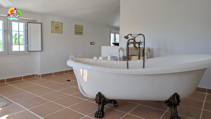 Image No.40-3 Bed Country Property for sale