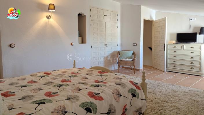 Image No.50-3 Bed Country Property for sale