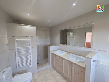 Master bed bathroom1.jpg