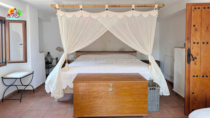 Image No.27-5 Bed Property for sale