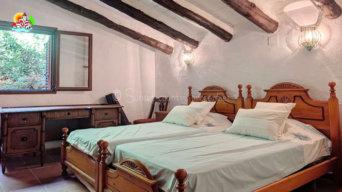 Image No.40-5 Bed Property for sale