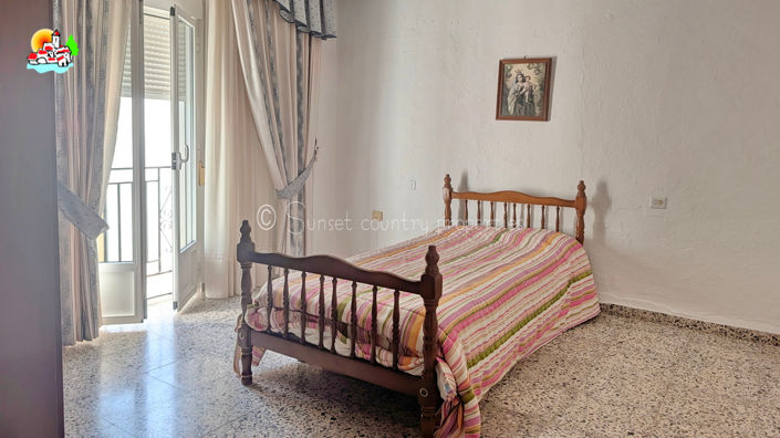 Image No.21-3 Bed Townhouse for sale