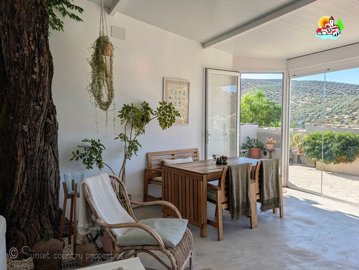 5. breakfast room.jpg