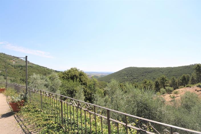 Image No.1-8 Bed Country House for sale