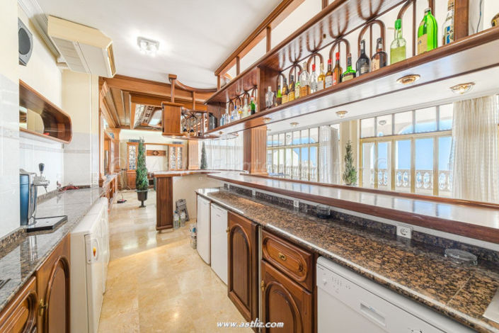 Image No.12-8 Bed Villa for sale