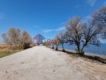1 - Almyros, Propriété