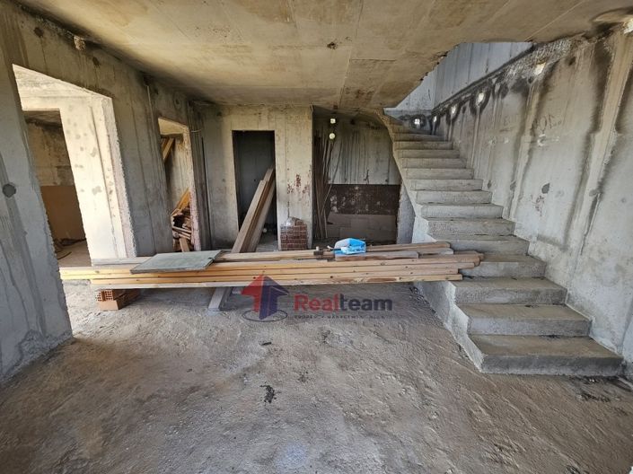 Image No.16-12 Bed Property for sale