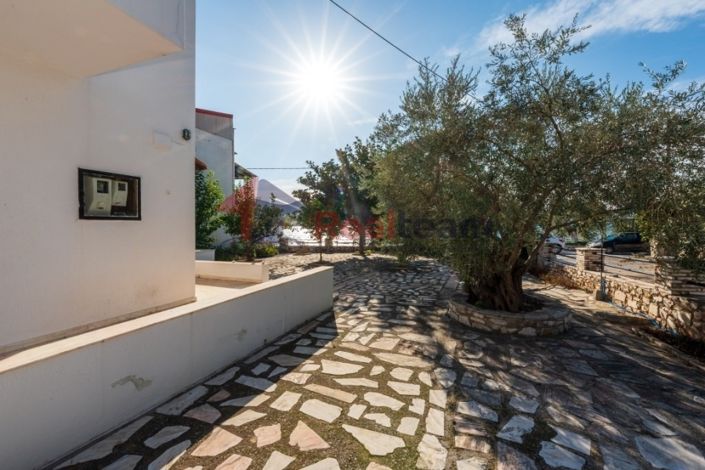 Image No.17-9 Bed Property for sale