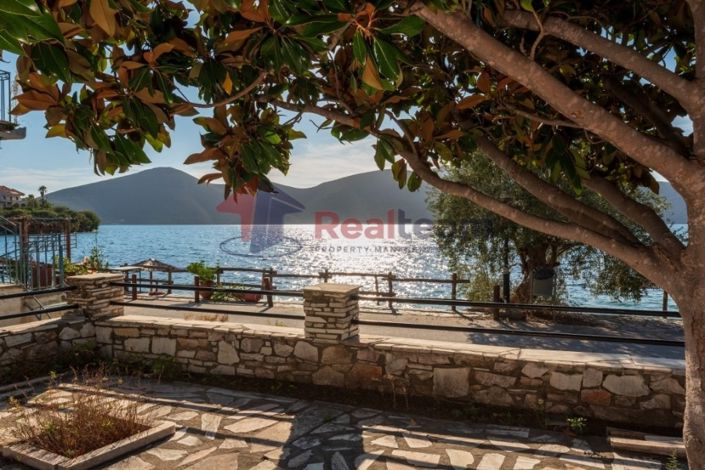 Image No.22-9 Bed Property for sale