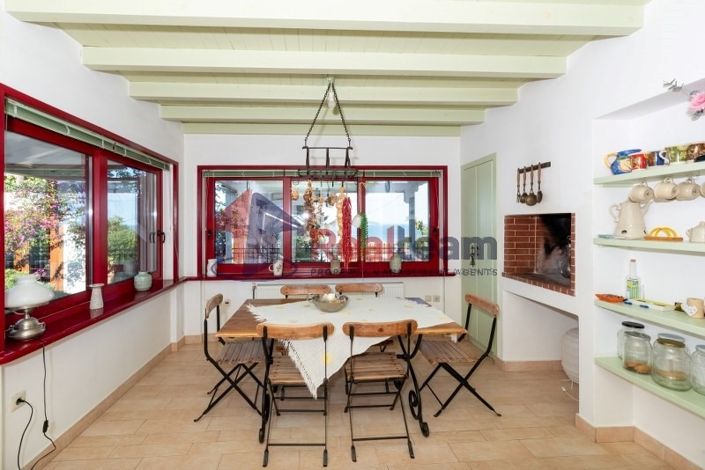 Image No.1-4 Bed Property for sale
