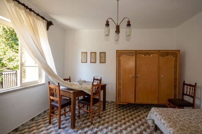 Image No.10-2 Bed Property for sale