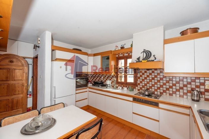 Image No.10-5 Bed Property for sale