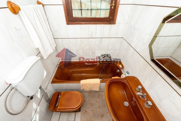 Image No.18-5 Bed Property for sale