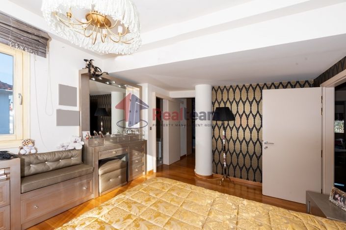 Image No.13-5 Bed Property for sale