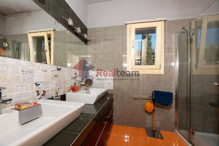 Image No.17-5 Bed Property for sale