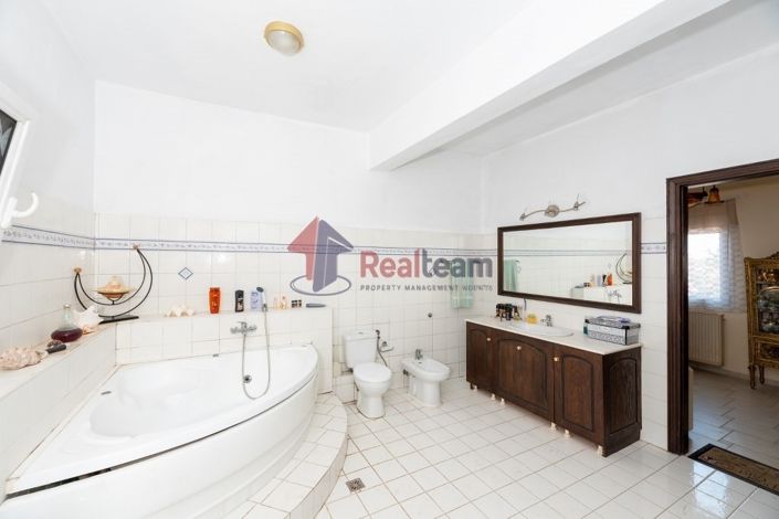 Image No.20-5 Bed Property for sale