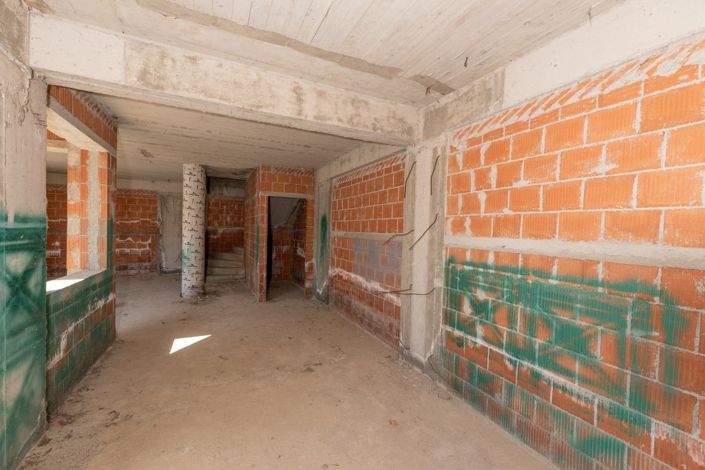 Image No.10-3 Bed Property for sale