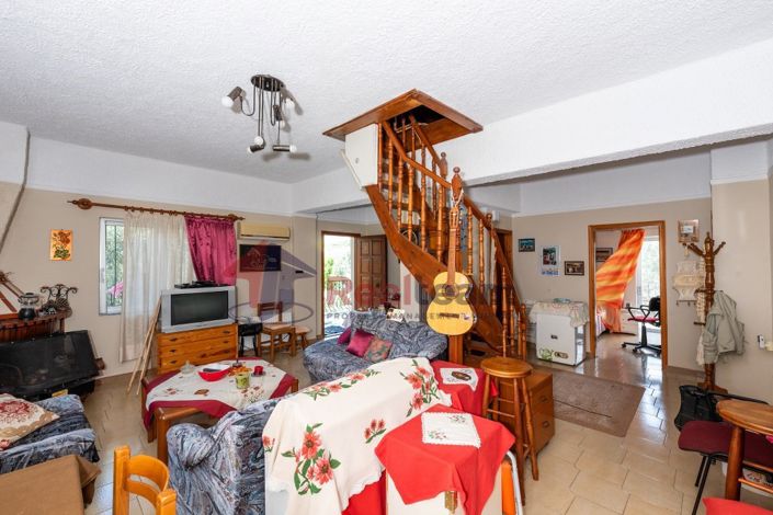 Image No.11-6 Bed Property for sale