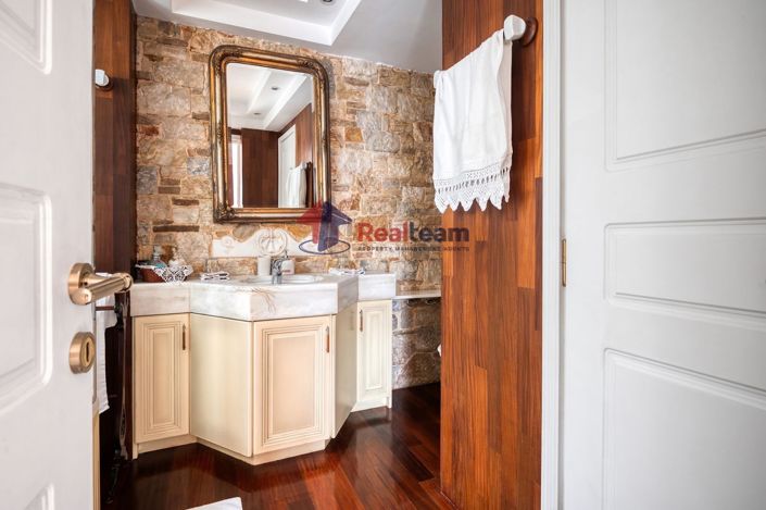 Image No.16-7 Bed Property for sale