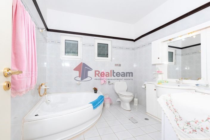 Image No.10-6 Bed Property for sale