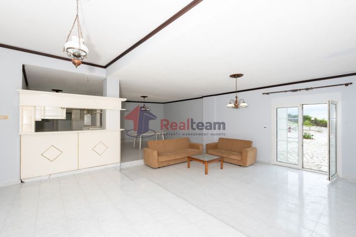 Image No.17-6 Bed Property for sale