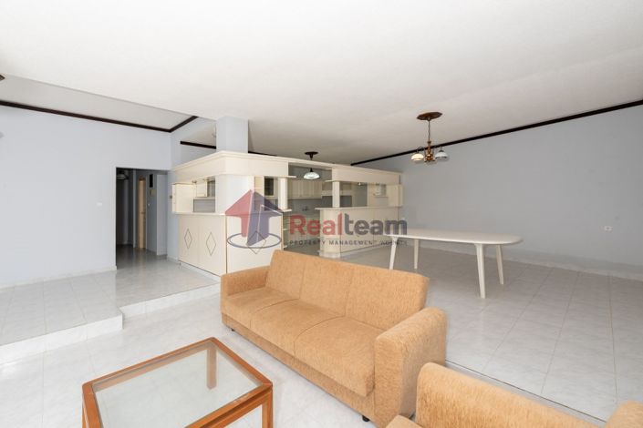 Image No.18-6 Bed Property for sale