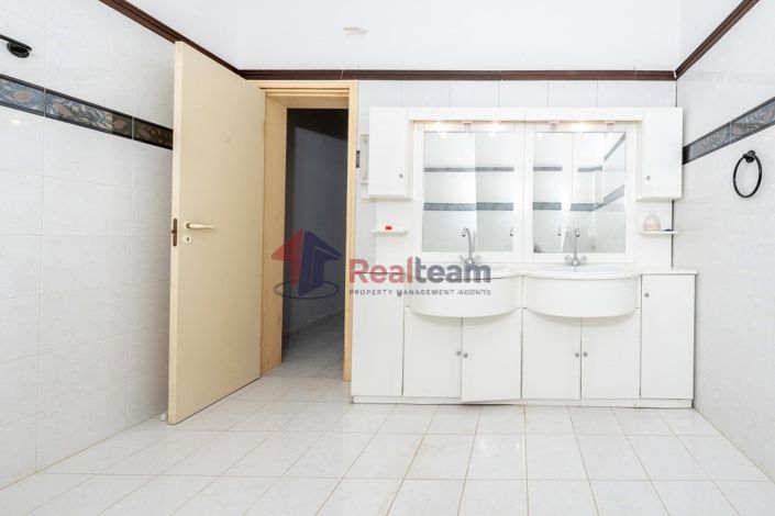 Image No.21-6 Bed Property for sale