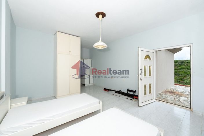 Image No.24-6 Bed Property for sale