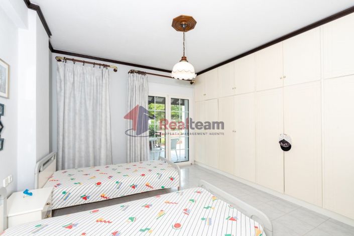 Image No.8-6 Bed Property for sale