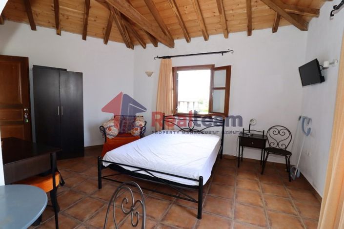 Image No.8-5 Bed Property for sale