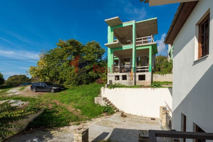 Image No.10-2 Bed Property for sale