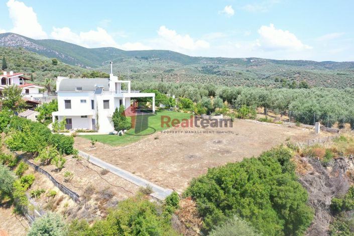 Image No.4-4 Bed Property for sale