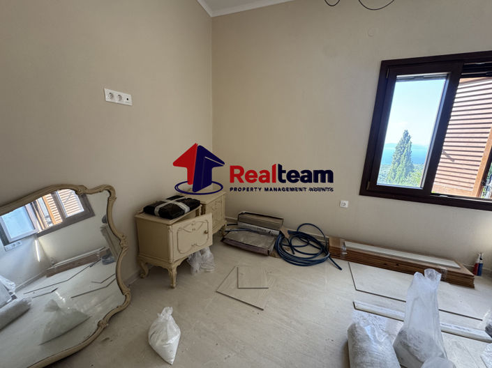 Image No.10-3 Bed Property for sale