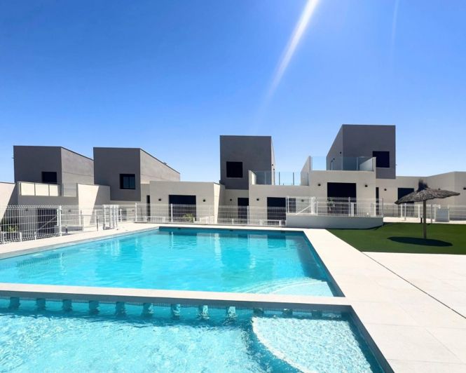 Image No.1-3 Bed Townhouse for sale
