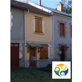 1 - Folles, Maison