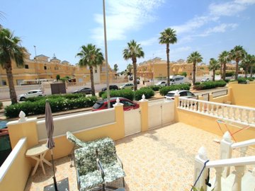 49044sundrenchedsemidetachedpropertywithpoolv