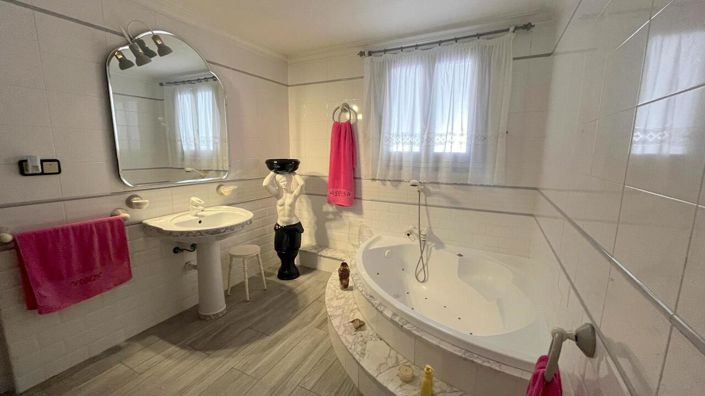 Image No.27-4 Bed Townhouse for sale