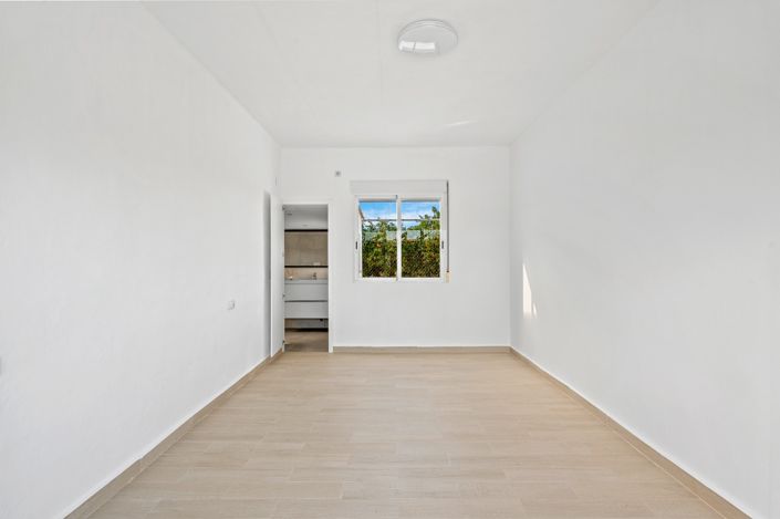 Image No.26-4 Bed Country House for sale