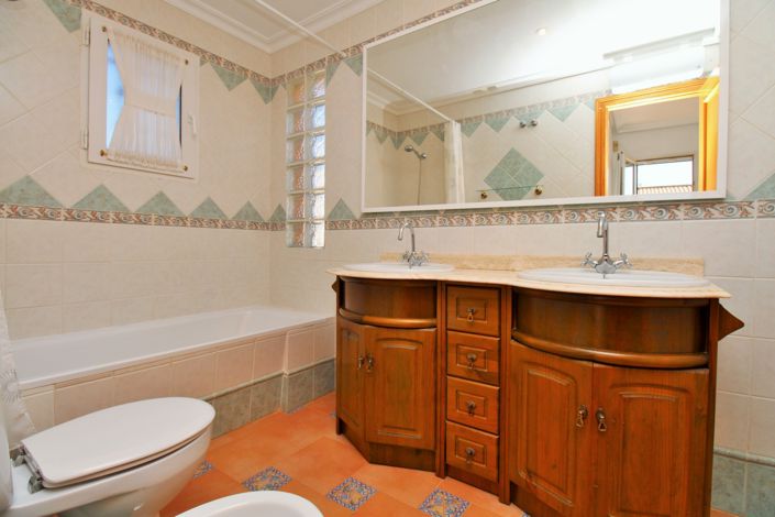 Image No.19-3 Bed Townhouse for sale