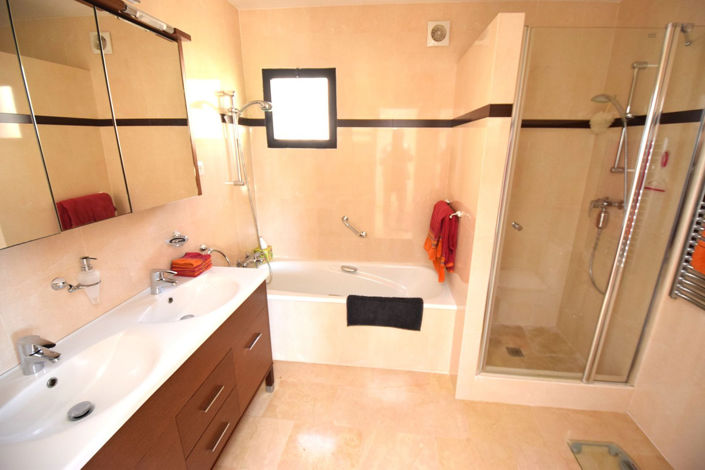 Image No.22-4 Bed Property for sale