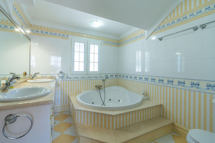 Image No.11-5 Bed Property for sale