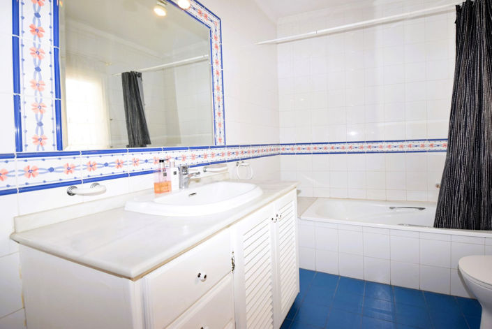 Image No.11-4 Bed Property for sale