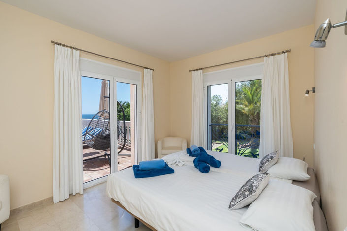 Image No.12-5 Bed Property for sale