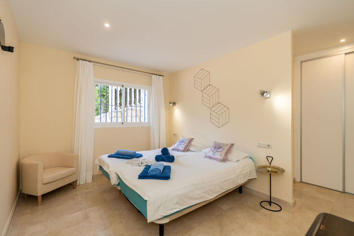 Image No.13-5 Bed Property for sale