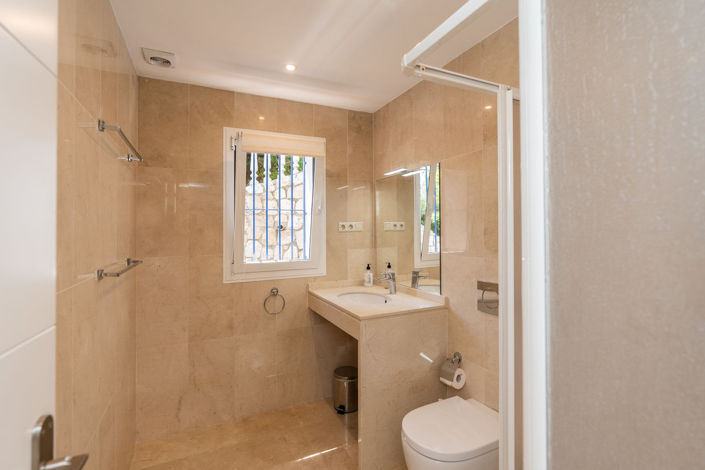 Image No.17-5 Bed Property for sale