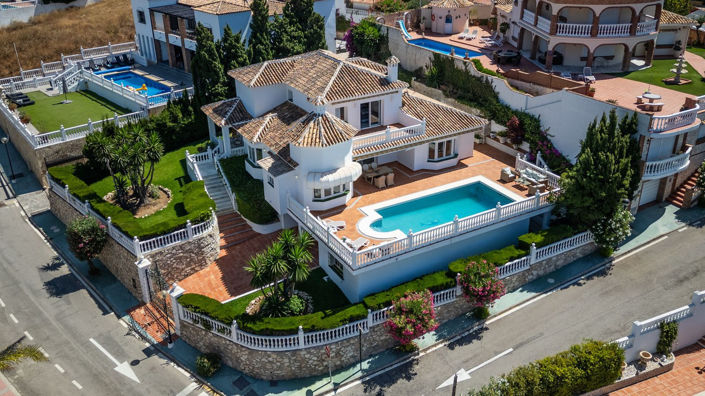 Image No.1-4 Bed Property for sale